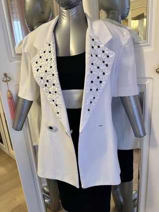 Chaqueta blanca solapas bordadas flores