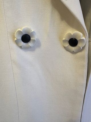 Chaqueta blanca solapas bordadas flores