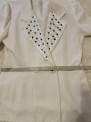Chaqueta blanca solapas bordadas flores