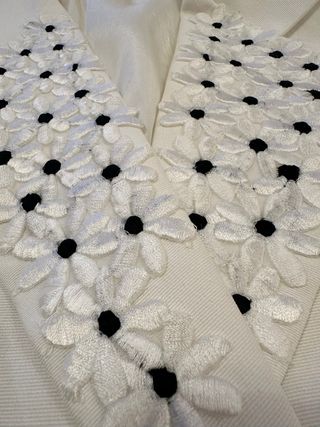 Chaqueta blanca solapas bordadas flores