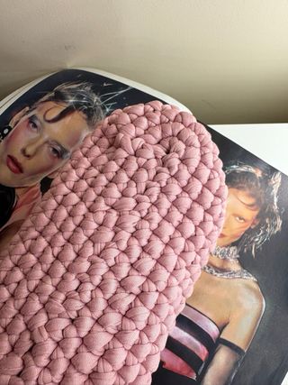 Pochette uncinetto rosa con ciondolo fiocco