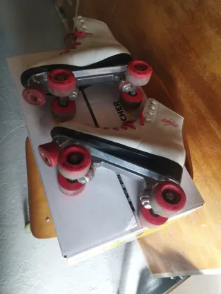 Patines blancos con cordones rojos