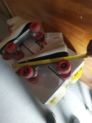 Patines blancos con cordones rojos