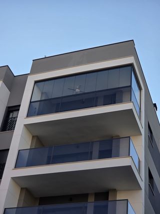 Cerramiento Cortinas de Cristal.