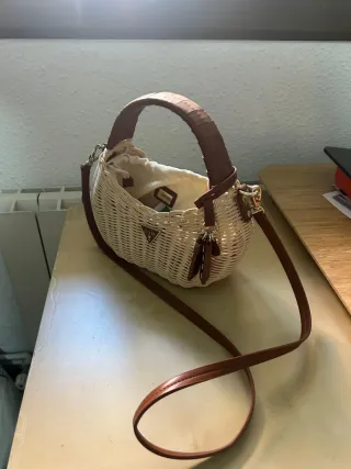Bolso de mimbre Guess beige