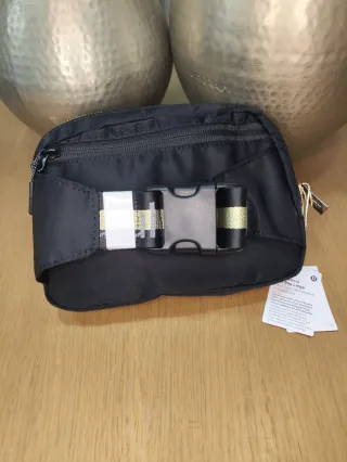Bolso Lululemon Everywhere 2L Negro/Oro