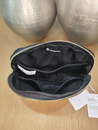 Bolso Lululemon Everywhere 2L Negro/Oro