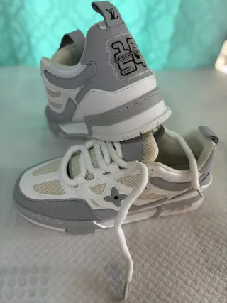 Louis Vuitton Sneakers Grises y Blancas