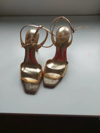 Sandalias doradas Zara tacón fino