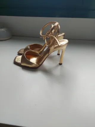 Sandalias doradas Zara tacón fino