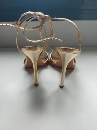 Sandalias doradas Zara tacón fino
