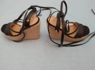 Sandalias cuña negras y beige número 36 ,se envia