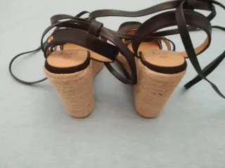 Sandalias cuña negras y beige número 36 ,se envia