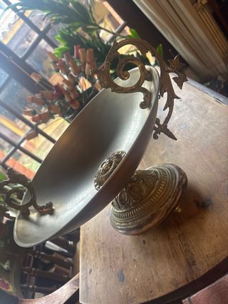 Frutero antiguo de metal con asas