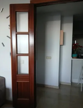 Puerta doble de madera con cristales