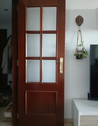 Puerta doble de madera con cristales