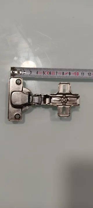 36 Bisagras de cazoleta (A 0,50 € la unidad).