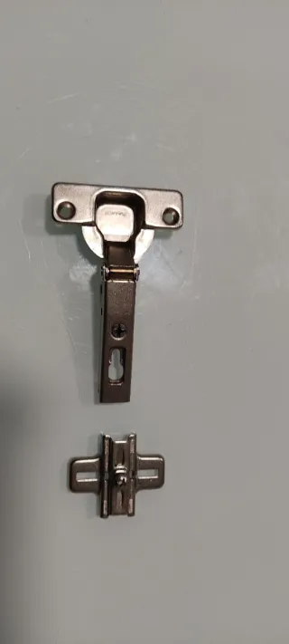 36 Bisagras de cazoleta (A 0,50 € la unidad).