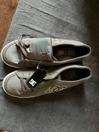 Lote de calzado chico. P. Smith, Adidas, Prada...