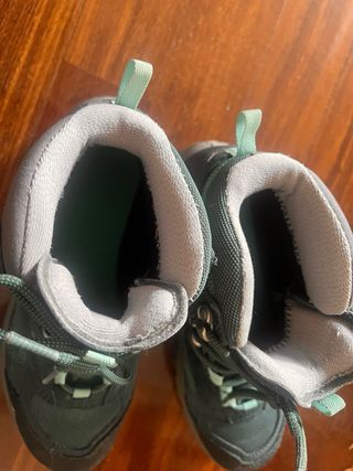 Botas de montaña impermeables grises y verdes