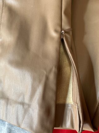 Pantalón efecto piel Zara camel