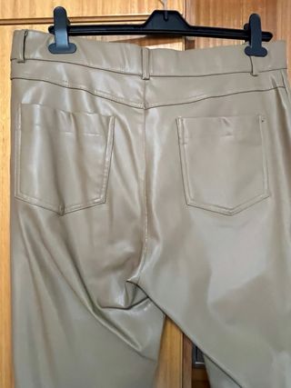 Pantalón efecto piel Zara camel