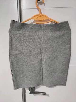 Falda gris con detalles verdes