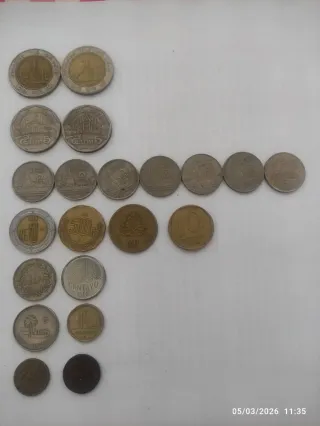 Lote de 21 monedas extranjeras variadas.