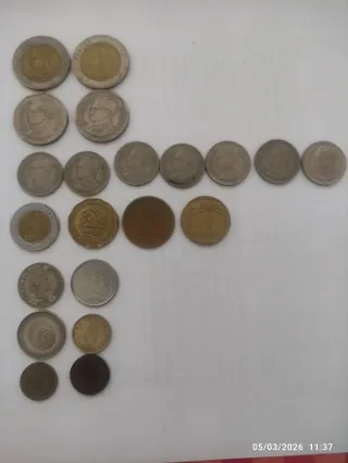 Lote de 21 monedas extranjeras variadas.