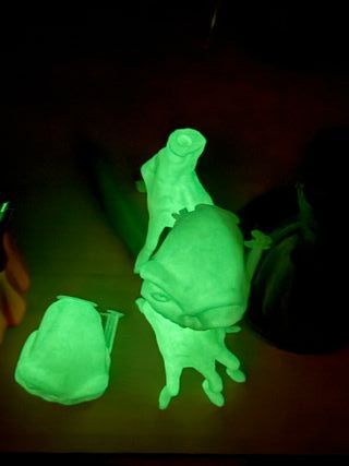 Una Figura Mano Medievil brilla en la oscuridad