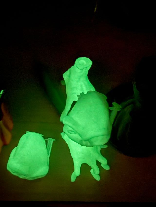 Una Figura Mano Medievil brilla en la oscuridad