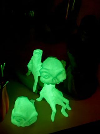 Una Figura Mano Medievil brilla en la oscuridad