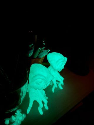 Una Figura Mano Medievil brilla en la oscuridad