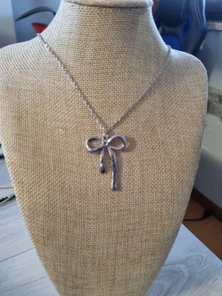 Collana con ciondolo fiocco in acciaio