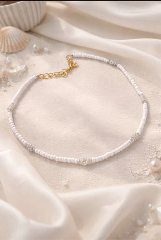 Collana perline bianche e rosa con dettagli oro