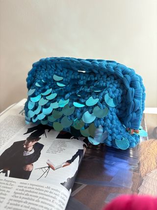 Pochette blu con paillettes