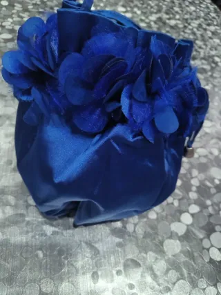 Bolso de fiesta azul con flores