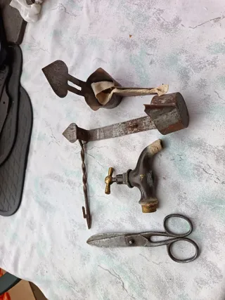 Antigüedades: candil, grifo y tijeras