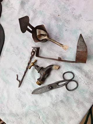 Antigüedades: candil, grifo y tijeras