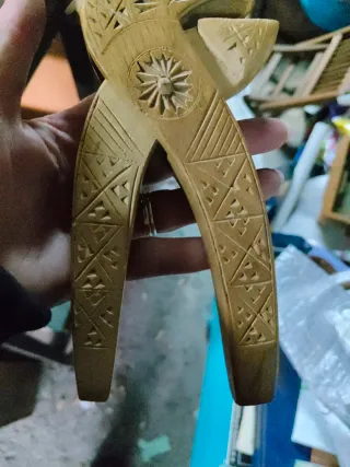 Cascanueces de madera tallada