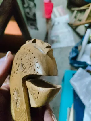 Cascanueces de madera tallada