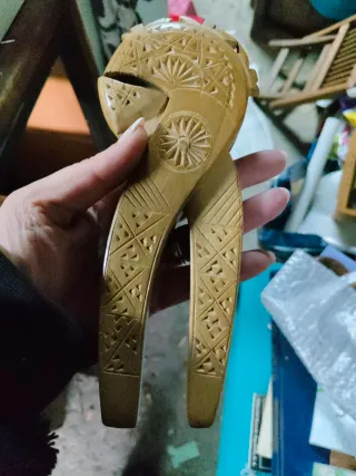 Cascanueces de madera tallada