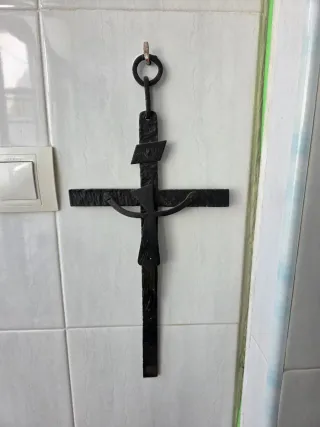 Cruz antigua de metal⁷