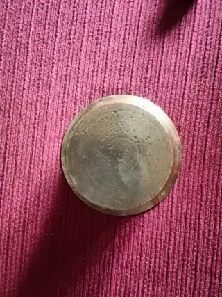 Almirez de bronce antiguo con rostro