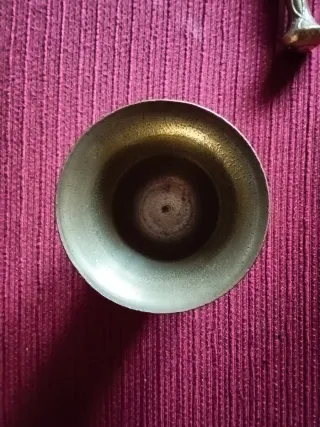 Almirez de bronce antiguo con rostro