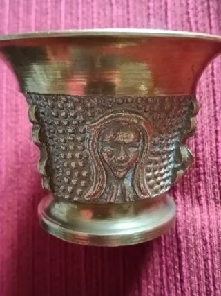 Almirez de bronce antiguo con rostro