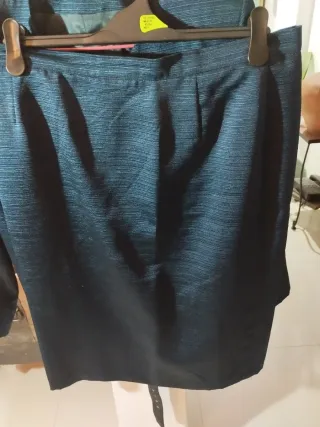 Traje de falda azul con detalles dorados