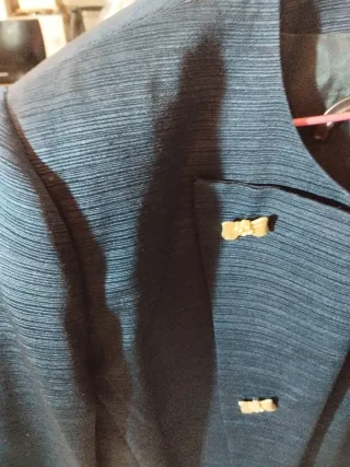 Traje de falda azul con detalles dorados