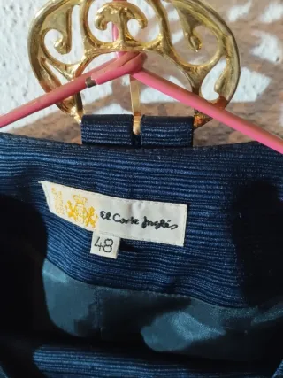 Traje de falda azul con detalles dorados