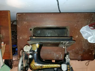 Máquina de coser antigua de madera